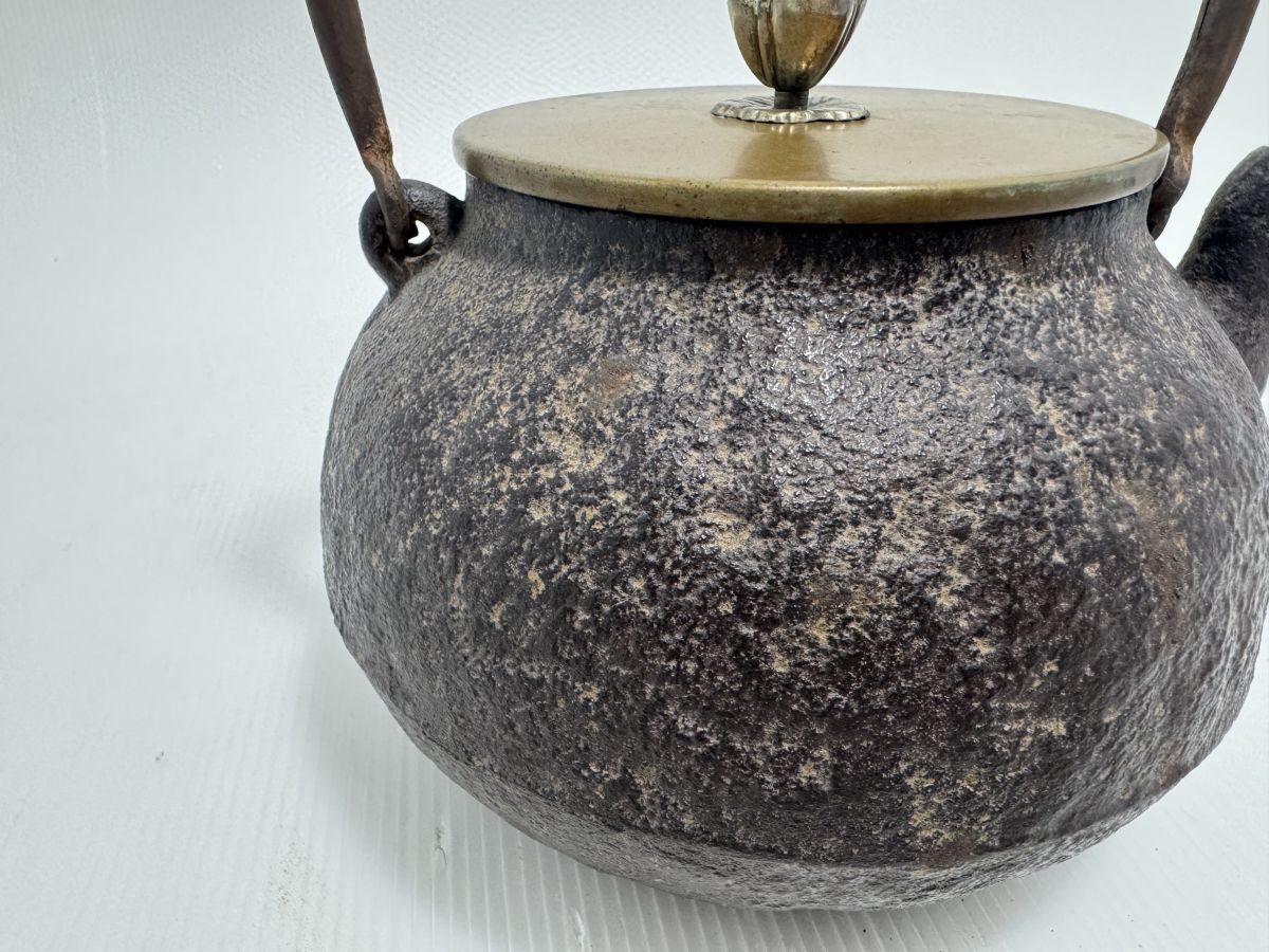 79【鉄瓶 操口平丸形】 金寿堂造 雨宮 宗 象嵌 煎茶道具 急須 79【鉄瓶 操口平丸形】 金寿堂造 雨宮 宗 象嵌 煎茶道具 急須