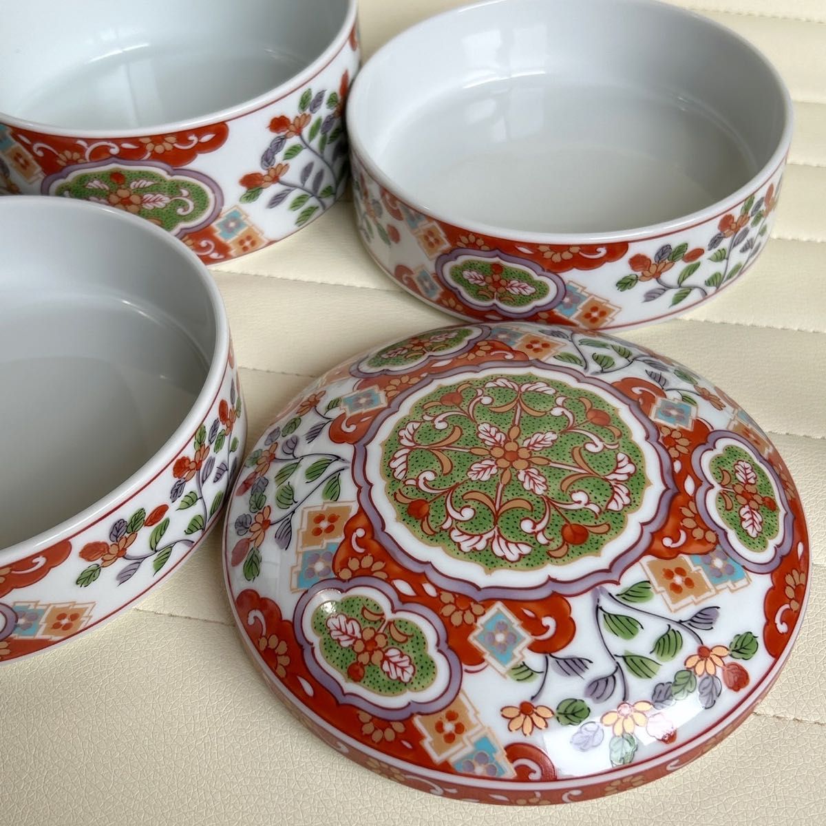 希少 有田焼 飛鳥窯 金彩古伊万里 丸三段重 おせち器 色絵 重箱 希少 有田焼 飛鳥窯 金彩古伊万里 丸三段重 おせち器 色絵 重箱