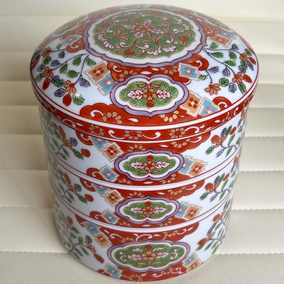 希少 有田焼 飛鳥窯 金彩古伊万里 丸三段重 おせち器 色絵 重箱 希少 有田焼 飛鳥窯 金彩古伊万里 丸三段重 おせち器 色絵 重箱