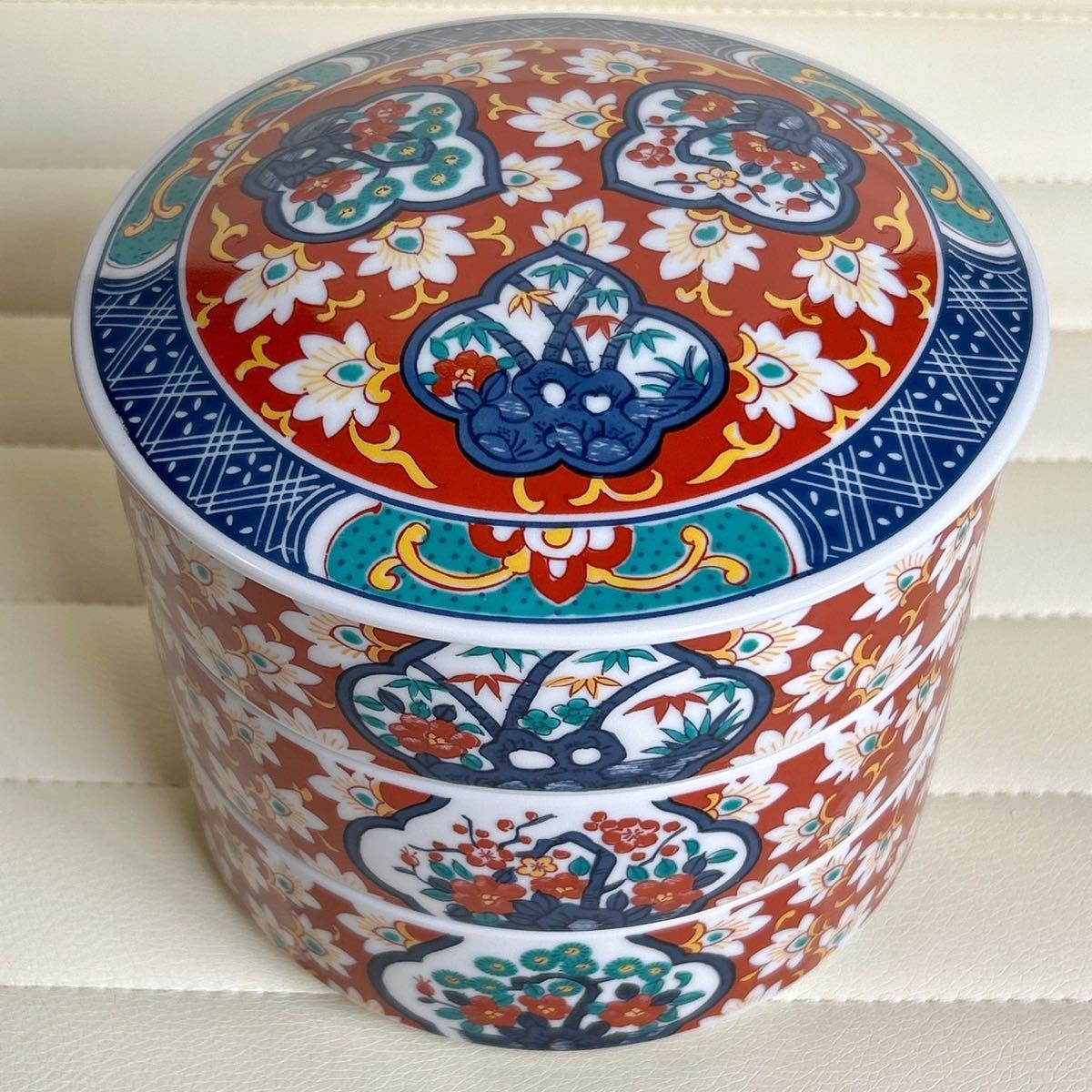 有田焼 赤絵花紋 三段重 蓋付き重ね鉢 重箱 お重 色絵 正月 和 有田焼 赤絵花紋 三段重 蓋付き重ね鉢 重箱 お重 色絵 正月 和