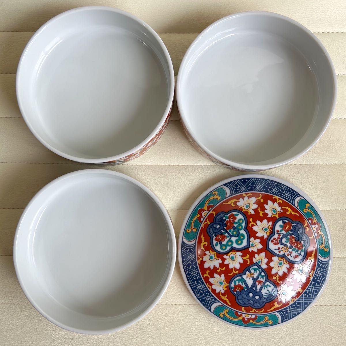 有田焼 赤絵花紋 三段重 蓋付き重ね鉢 重箱 お重 色絵 正月 和 有田焼 赤絵花紋 三段重 蓋付き重ね鉢 重箱 お重 色絵 正月 和