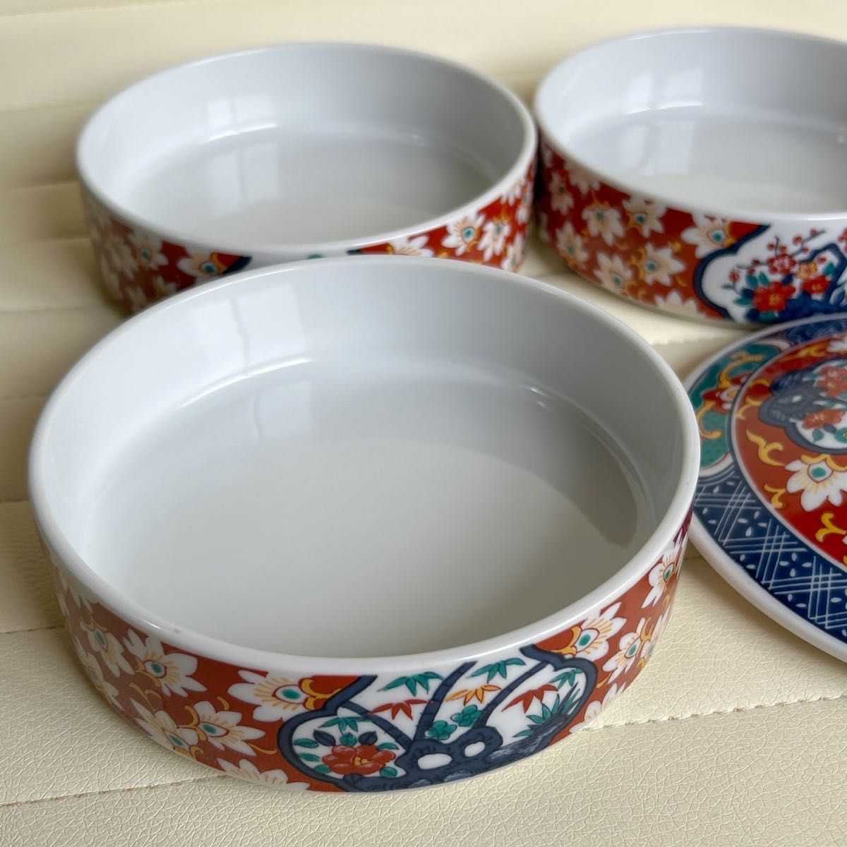 有田焼 赤絵花紋 三段重 蓋付き重ね鉢 重箱 お重 色絵 正月 和 有田焼 赤絵花紋 三段重 蓋付き重ね鉢 重箱 お重 色絵 正月 和