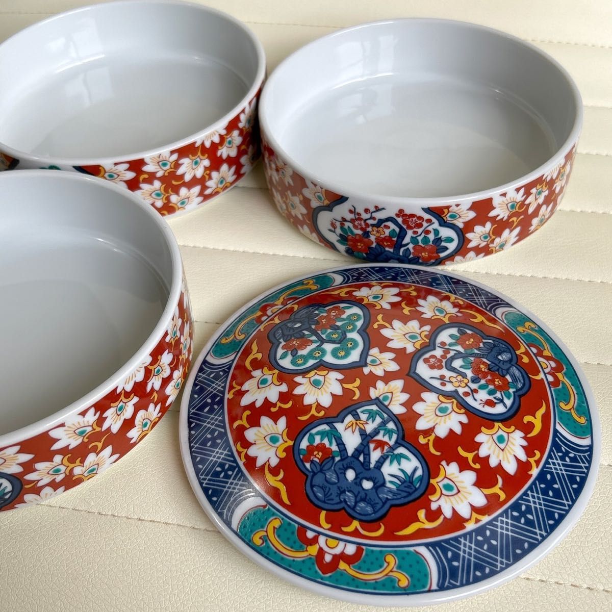 有田焼 赤絵花紋 三段重 蓋付き重ね鉢 重箱 お重 色絵 正月 和 有田焼 赤絵花紋 三段重 蓋付き重ね鉢 重箱 お重 色絵 正月 和
