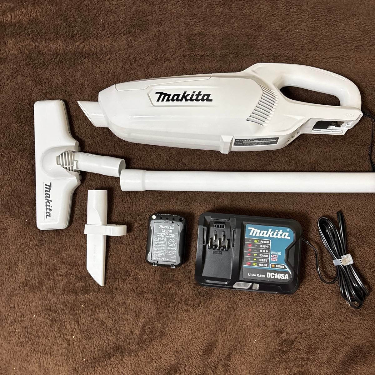 マキタ 美品 充電式クリーナー CL107FDSHW バッテリー 充電器付 マキタ 美品 充電式クリーナー CL107FDSHW バッテリー 充電器付
