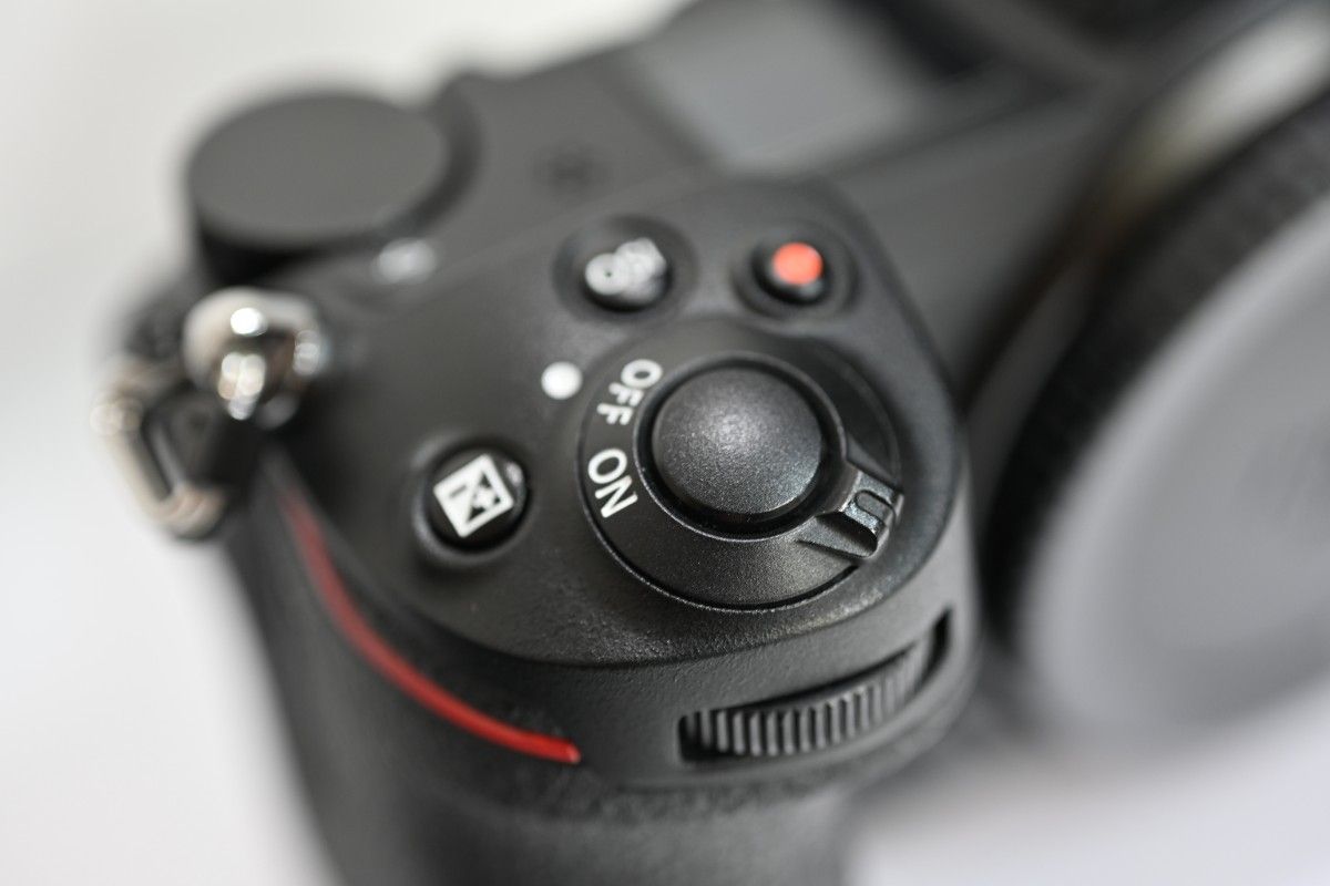 中古美品 Nikon Z7 ボディ 本体 電池 充電器 ストラップ ミラー 中古美品 Nikon Z7 ボディ 本体 電池 充電器 ストラップ ミラー