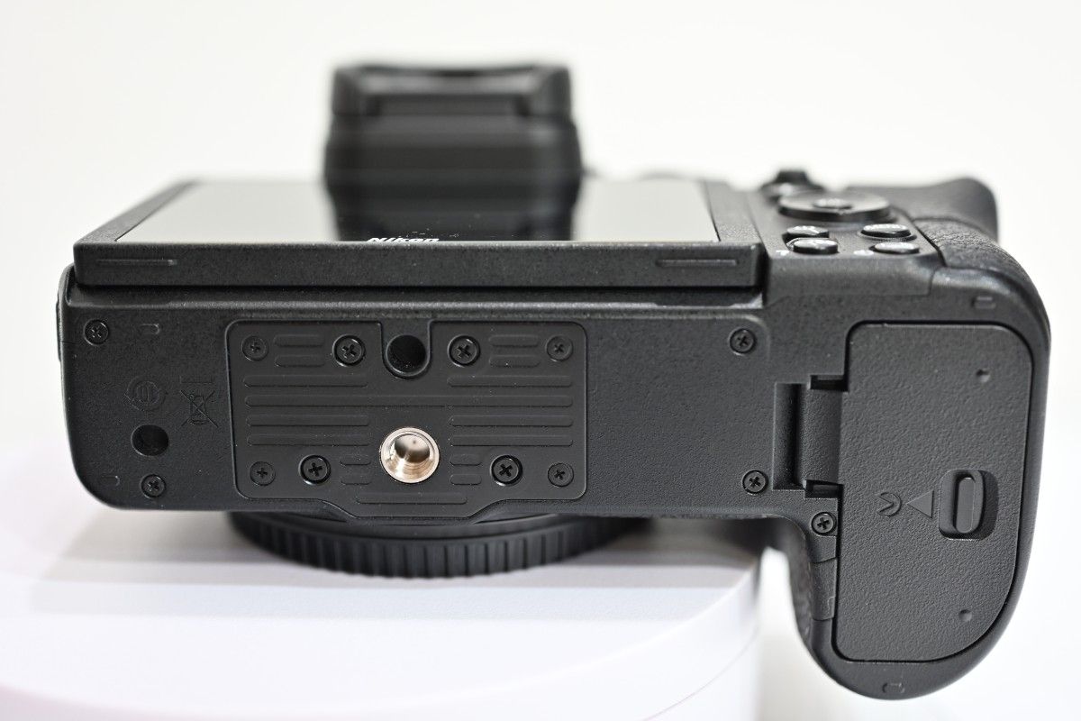 中古美品 Nikon Z7 ボディ 本体 電池 充電器 ストラップ ミラー 中古美品 Nikon Z7 ボディ 本体 電池 充電器 ストラップ ミラー
