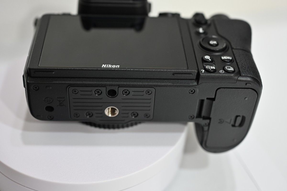 中古美品 Nikon Z7 ボディ 本体 電池 充電器 ストラップ ミラー 中古美品 Nikon Z7 ボディ 本体 電池 充電器 ストラップ ミラー