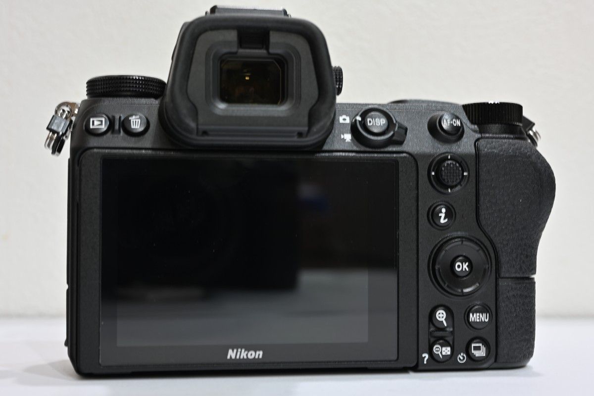 中古美品 Nikon Z7 ボディ 本体 電池 充電器 ストラップ ミラー 中古美品 Nikon Z7 ボディ 本体 電池 充電器 ストラップ ミラー