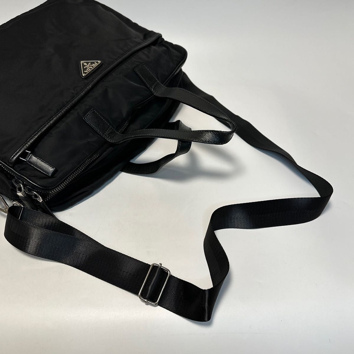 m29【美品】近年モデル プラダ 三角ロゴ ブラック2way ビジネス m29【美品】近年モデル プラダ 三角ロゴ ブラック2way ビジネス