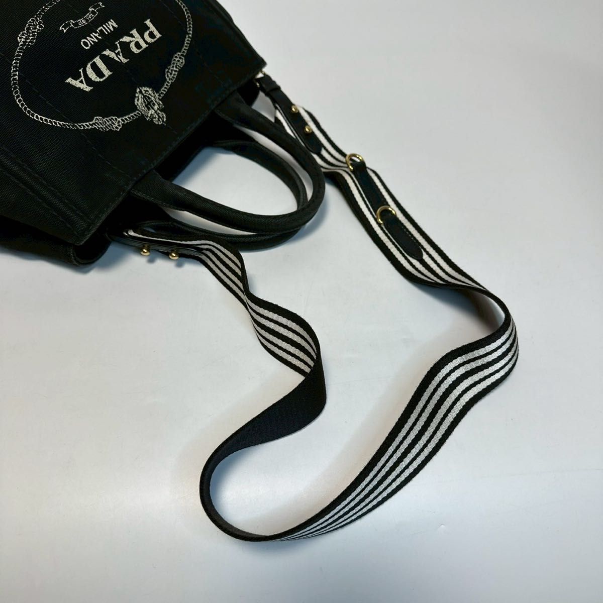 o36【美品】プラダ 三角ロゴ カナパSサイズ ストライプ黒2way o36【美品】プラダ 三角ロゴ カナパSサイズ ストライプ黒2way
