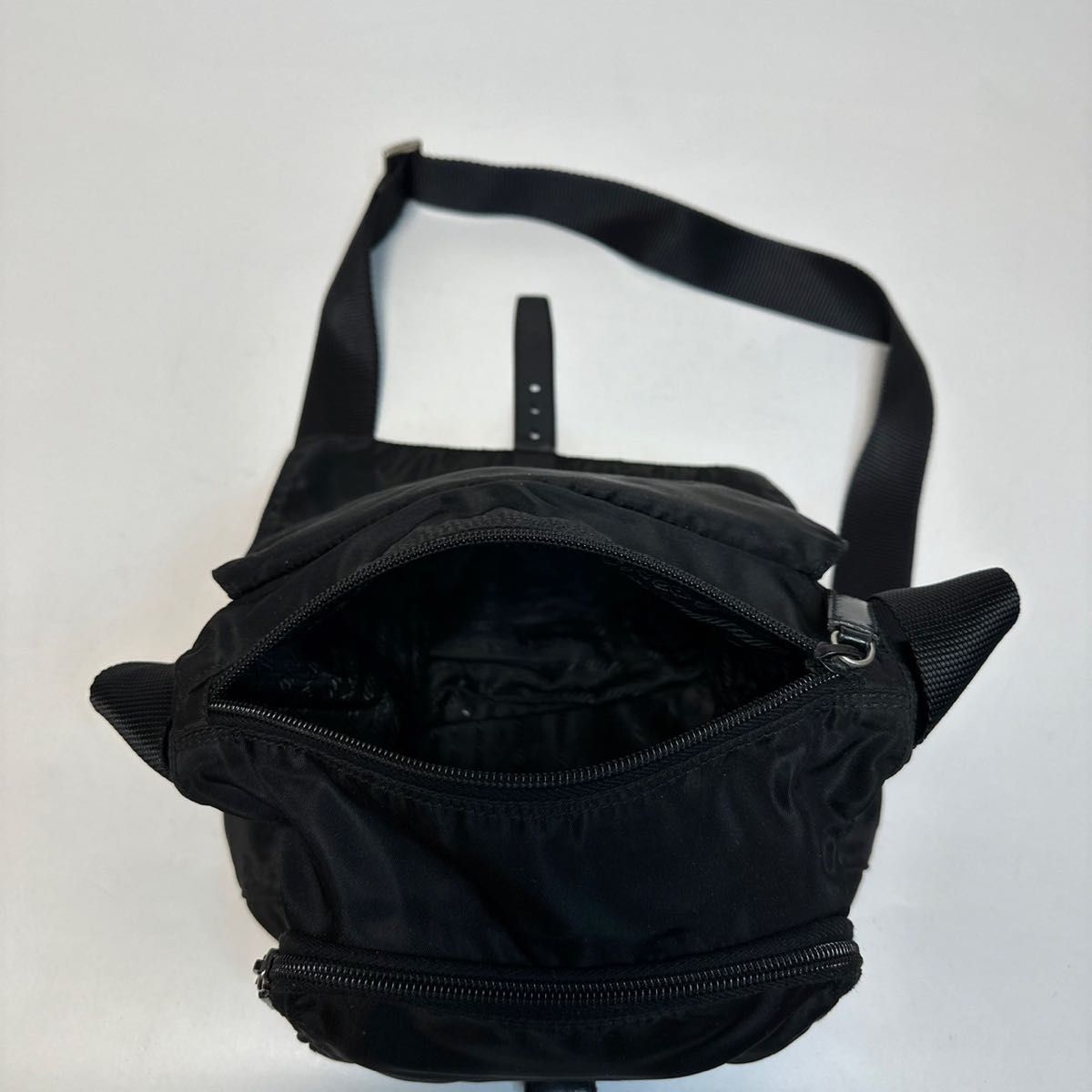 o37【極美品】プラダ 三角ロゴ ナイロン レザー ブラック o37【極美品】プラダ 三角ロゴ ナイロン レザー ブラック