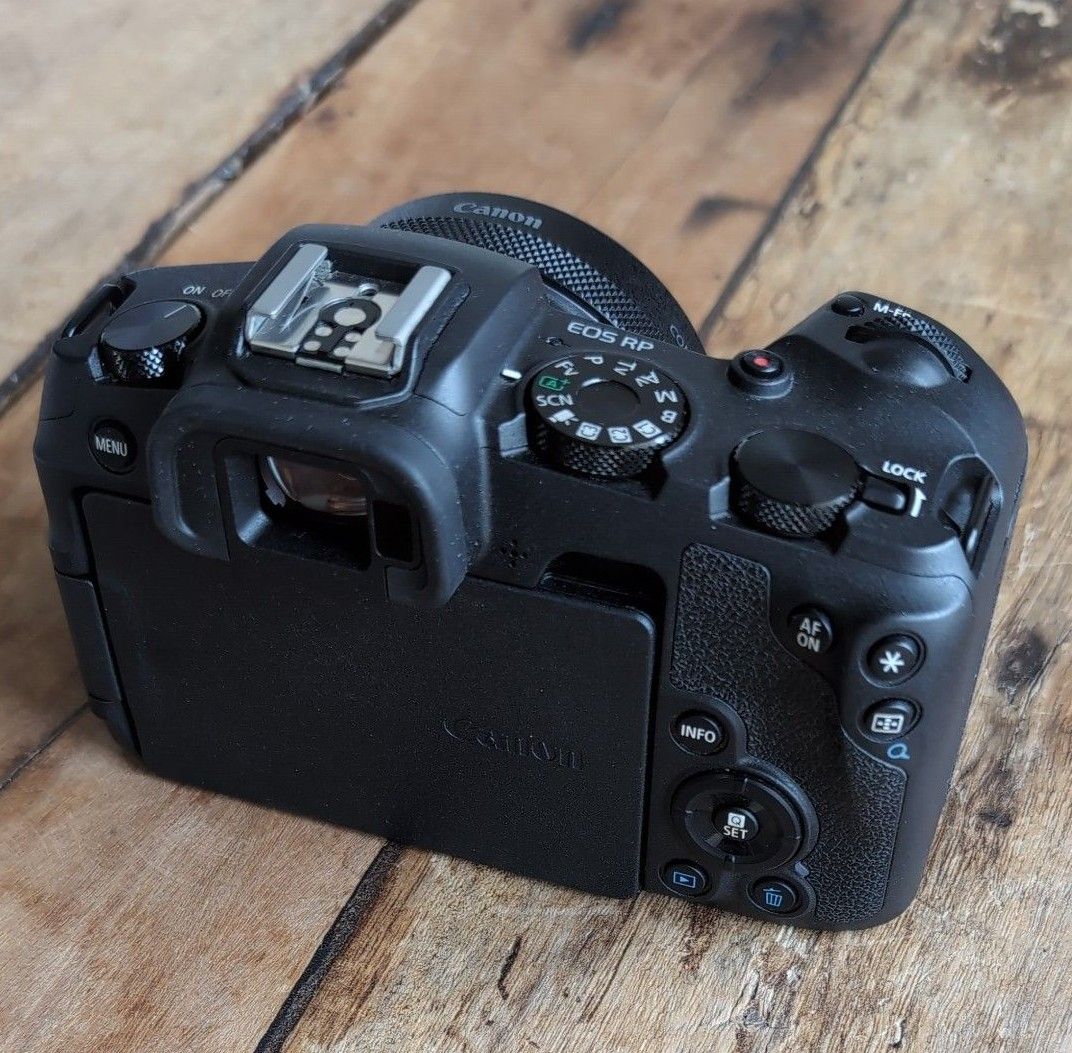キヤノンCanon EOS RP本体+マウントアダプターキット(レンズ キヤノンCanon EOS RP本体+マウントアダプターキット(レンズ