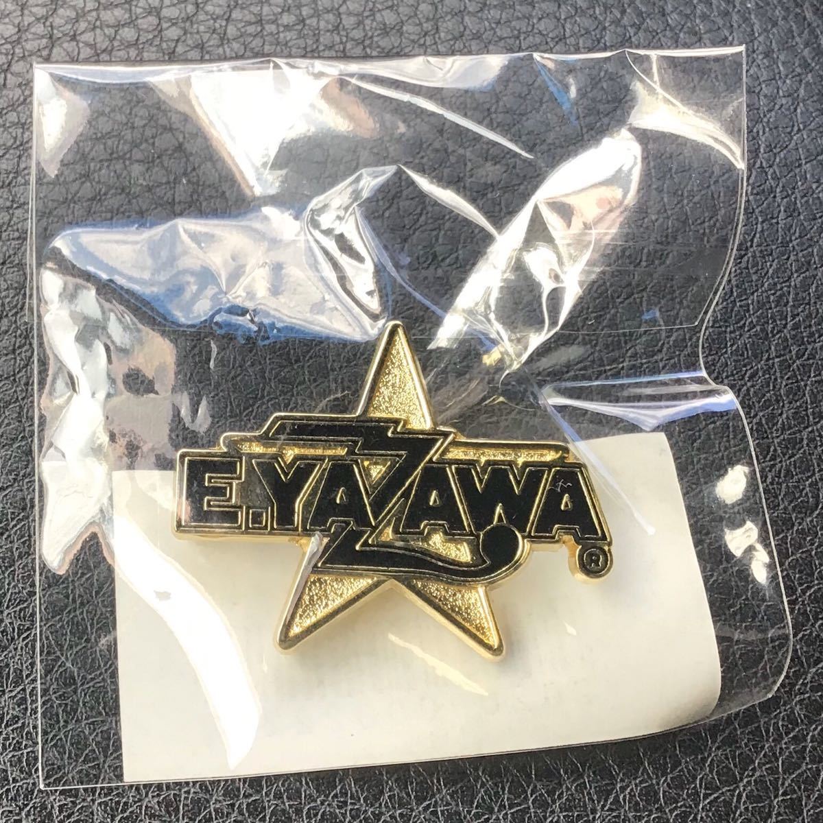 E YAZAWA 矢沢永吉 ピンバッジ ロゴ星 ゴールド×ブラック 金星 E YAZAWA 矢沢永吉 ピンバッジ ロゴ星 ゴールド×ブラック 金星