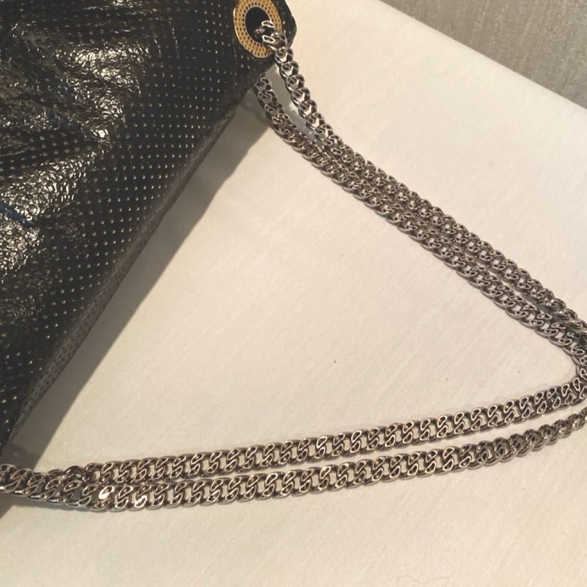 極美品 CHANELパンチング ダブルチェーン 斜め掛けショルダー 極美品 CHANELパンチング ダブルチェーン 斜め掛けショルダー