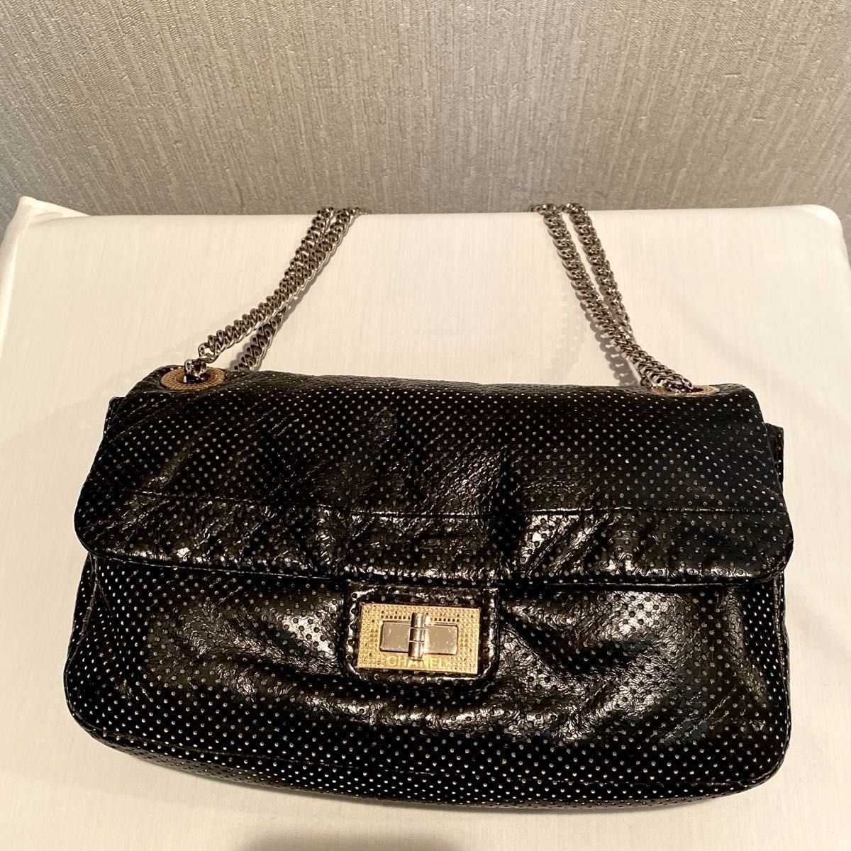極美品 CHANELパンチング ダブルチェーン 斜め掛けショルダー 極美品 CHANELパンチング ダブルチェーン 斜め掛けショルダー