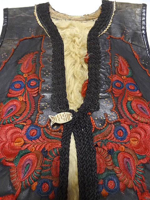 ビンテージ 希少 珍品 1点モノ エスニック 民族 北欧 レザー ファー ベスト 刺繍 アート ワーク 装飾 黒 ブラック 魚 ボタン レア 革 毛皮