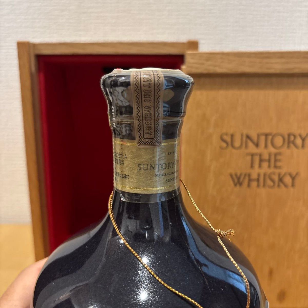 サントリー ザ ウイスキー 陶器ボトル 有田焼 古酒 木箱付き 未 サントリー ザ ウイスキー 陶器ボトル 有田焼 古酒 木箱付き 未