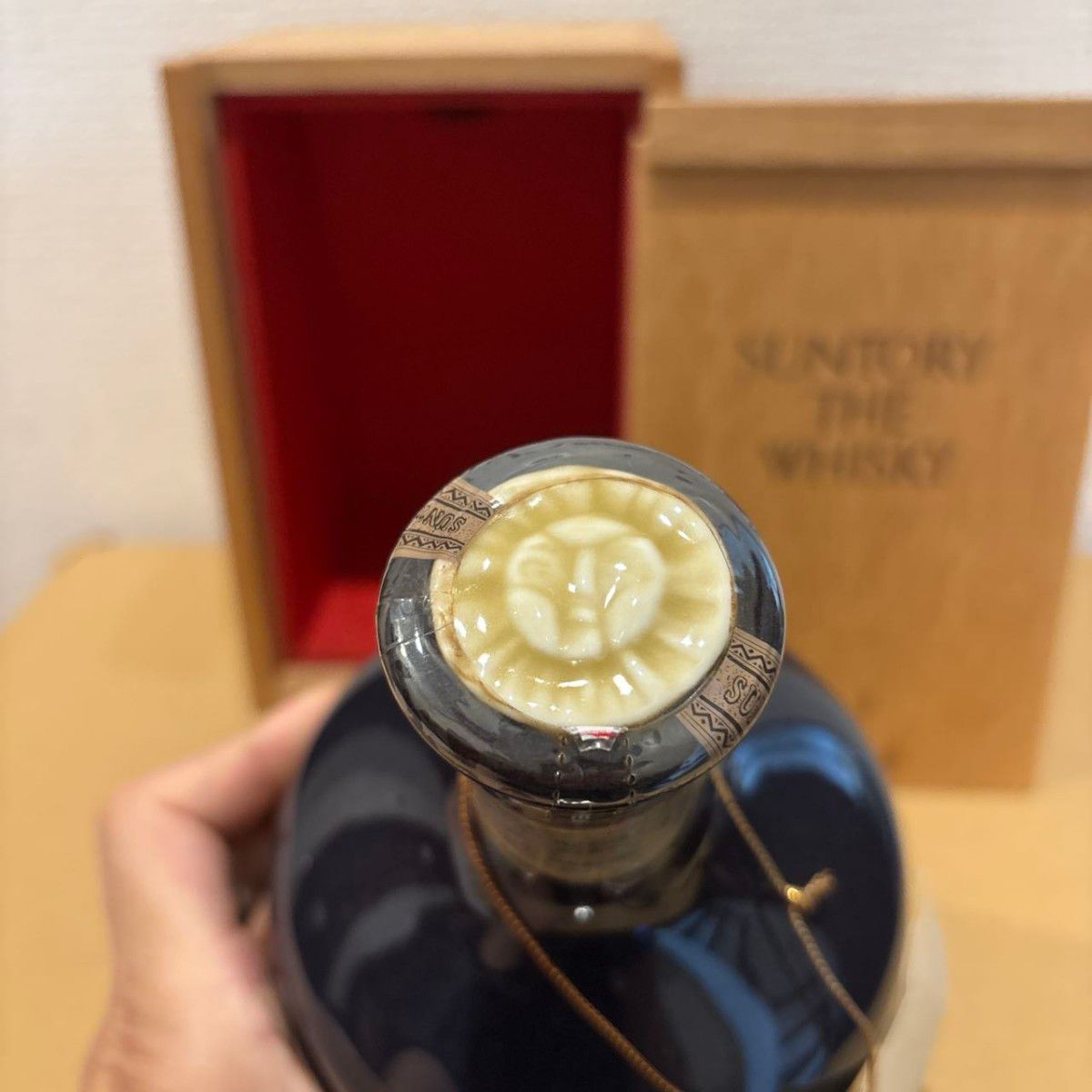 サントリー ザ ウイスキー 陶器ボトル 有田焼 古酒 木箱付き 未 サントリー ザ ウイスキー 陶器ボトル 有田焼 古酒 木箱付き 未
