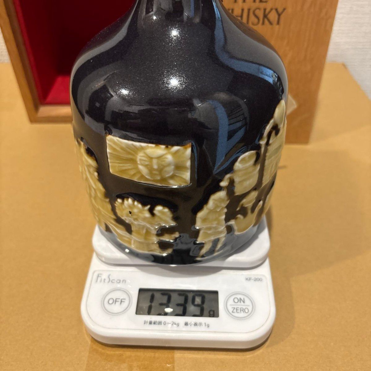 サントリー ザ ウイスキー 陶器ボトル 有田焼 古酒 木箱付き 未 サントリー ザ ウイスキー 陶器ボトル 有田焼 古酒 木箱付き 未