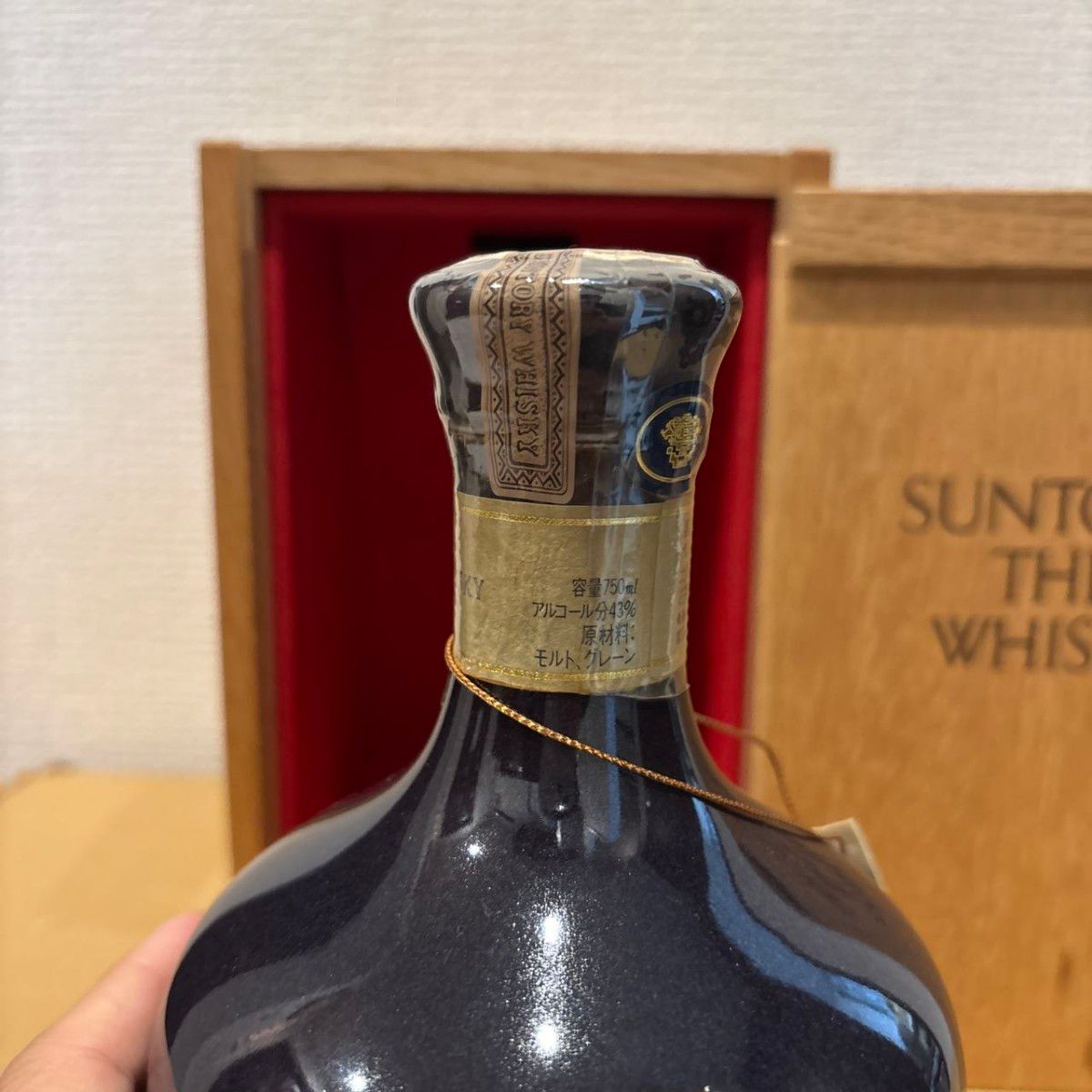 サントリー ザ ウイスキー 陶器ボトル 有田焼 古酒 木箱付き 未 サントリー ザ ウイスキー 陶器ボトル 有田焼 古酒 木箱付き 未