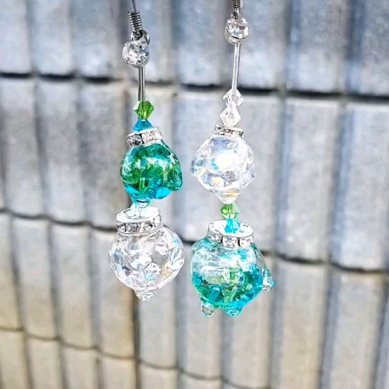 ハンドメイド 1セット限定 液体ガラスドームK スワロフスキー 紫陽花の朝露ピアス 緑