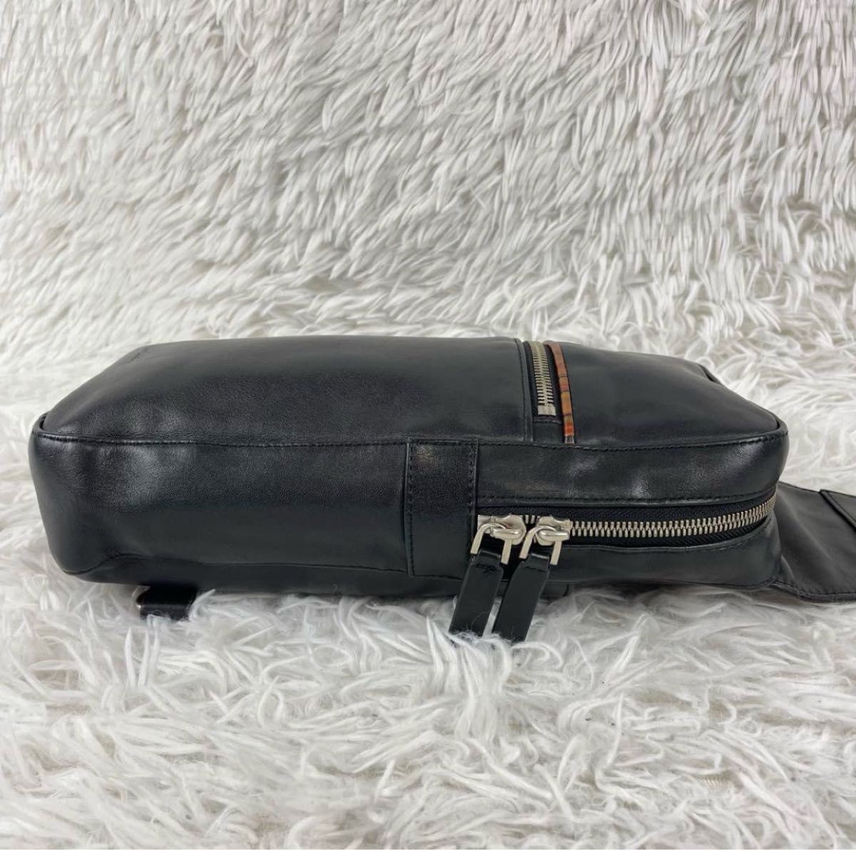 美品 Paul Smith ボディバッグ オールレザー マルチストライプ 美品 Paul Smith ボディバッグ オールレザー マルチストライプ