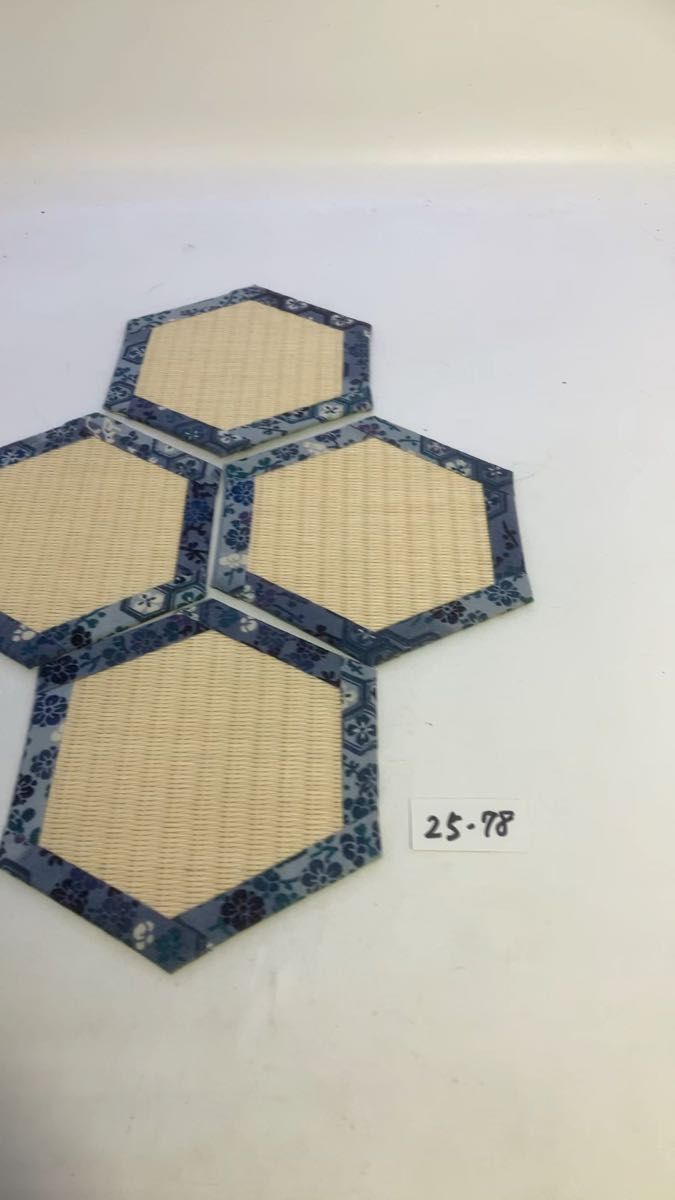 一辺が5.5センチの6角コースター4枚組 畳はライトイエローメセキ 25-78