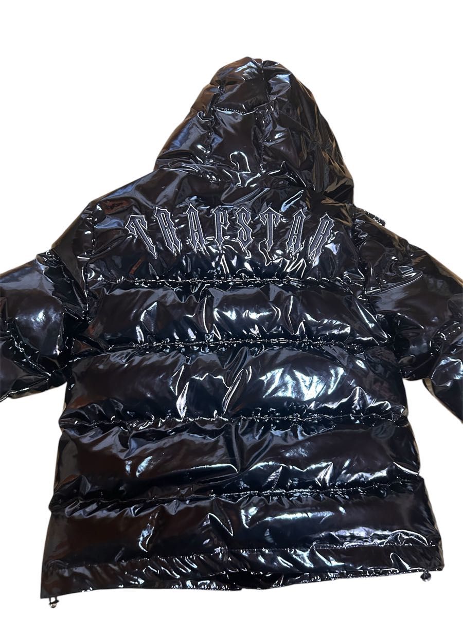 Trapstar ダウンジャケット ブラック 光沢 フード付き Mサイズ Trapstar ダウンジャケット ブラック 光沢 フード付き Mサイズ