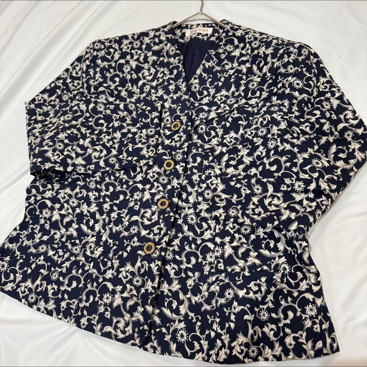 YUKI TORII 花柄 ノーカラージャケット ブレザー 総柄 上品 YUKI TORII 花柄 ノーカラージャケット ブレザー 総柄 上品