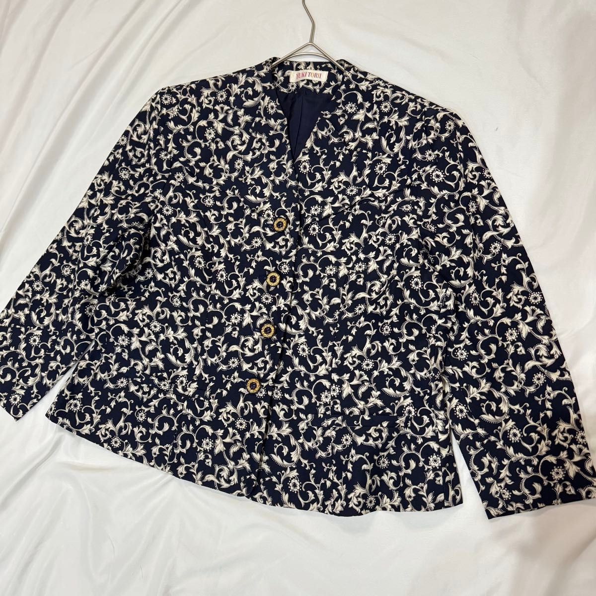 YUKI TORII 花柄 ノーカラージャケット ブレザー 総柄 上品 YUKI TORII 花柄 ノーカラージャケット ブレザー 総柄 上品