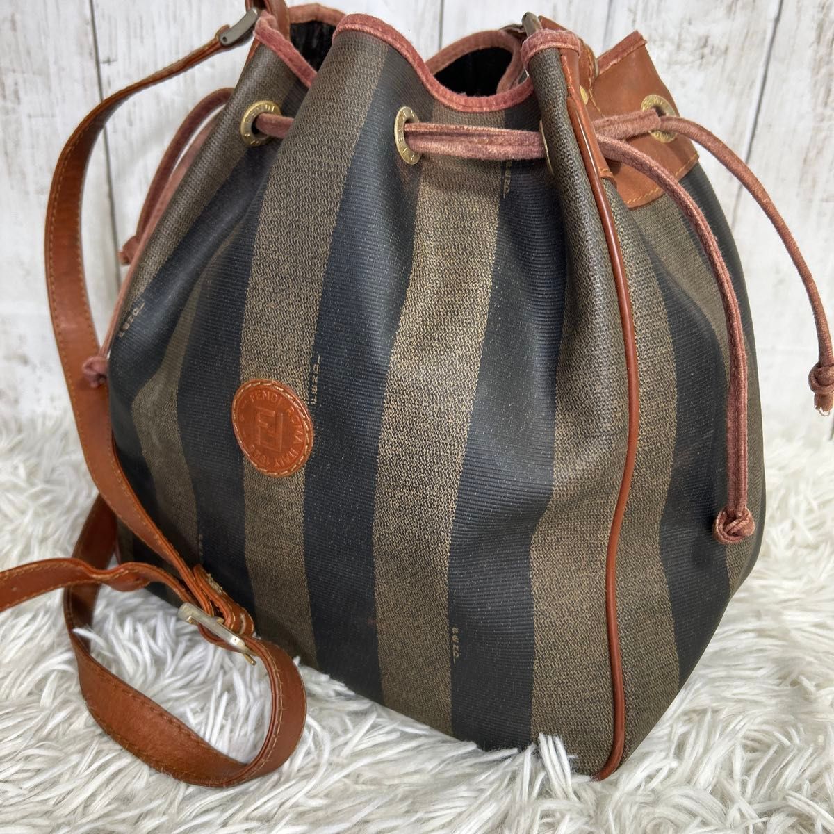 FENDI ペカン ロゴ 巾着 ショルダーバッグ PVC レザー FF|Yahoo FENDI ペカン ロゴ 巾着 ショルダーバッグ PVC レザー FF|Yahoo
