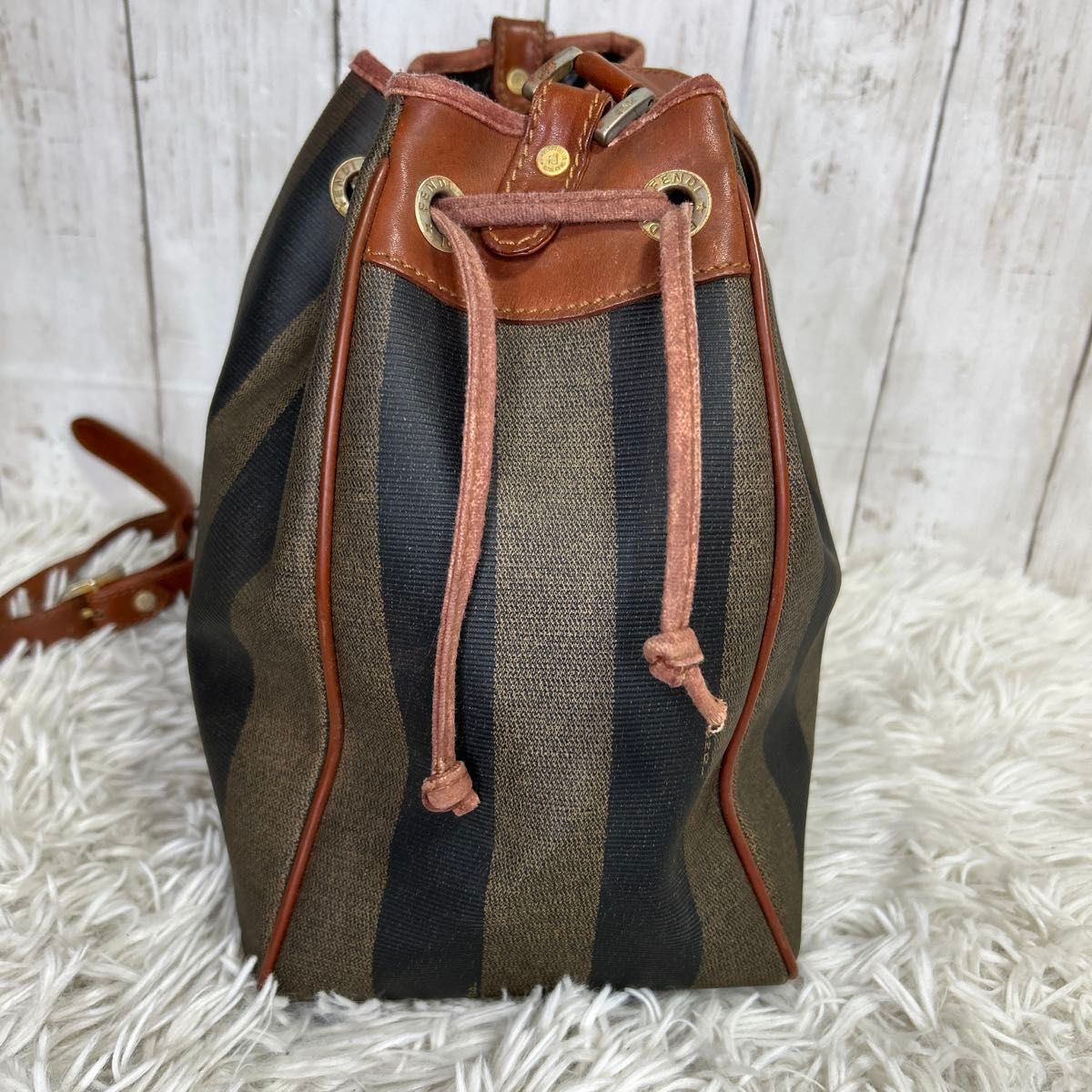 FENDI ペカン ロゴ 巾着 ショルダーバッグ PVC レザー FF|Yahoo FENDI ペカン ロゴ 巾着 ショルダーバッグ PVC レザー FF|Yahoo
