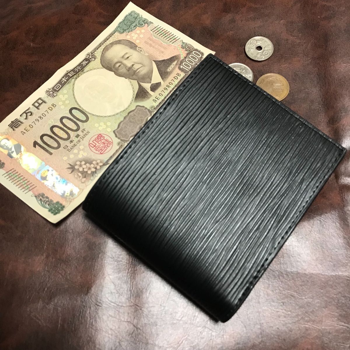 新作品 黒/赤 数量限定 無くなり次第終了 ドイツタンナーの本革 牛革 二つ折り財布 小銭入れ コンパクト 大人気商品 新作品 黒/赤 数量限定 無くなり次第終了 ドイツタンナーの本革 牛革 二つ折り財布 小銭入れ コンパクト 大人気商品