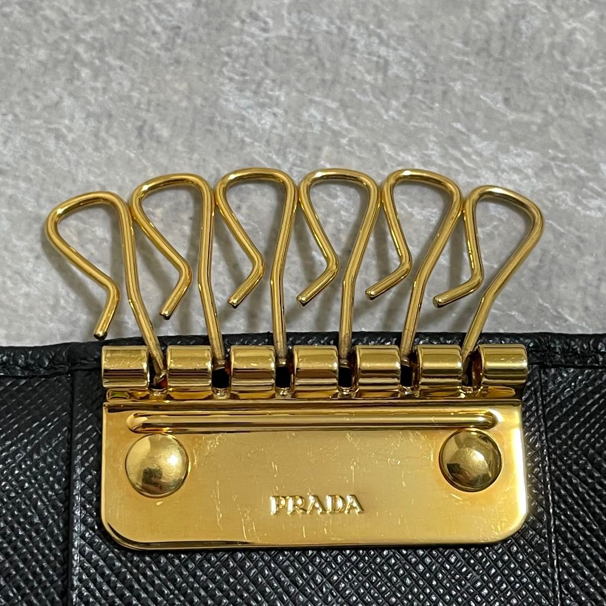 新品未使用 PRADA プラダ サフィアーノレザー キーケース 6連 新品未使用 PRADA プラダ サフィアーノレザー キーケース 6連