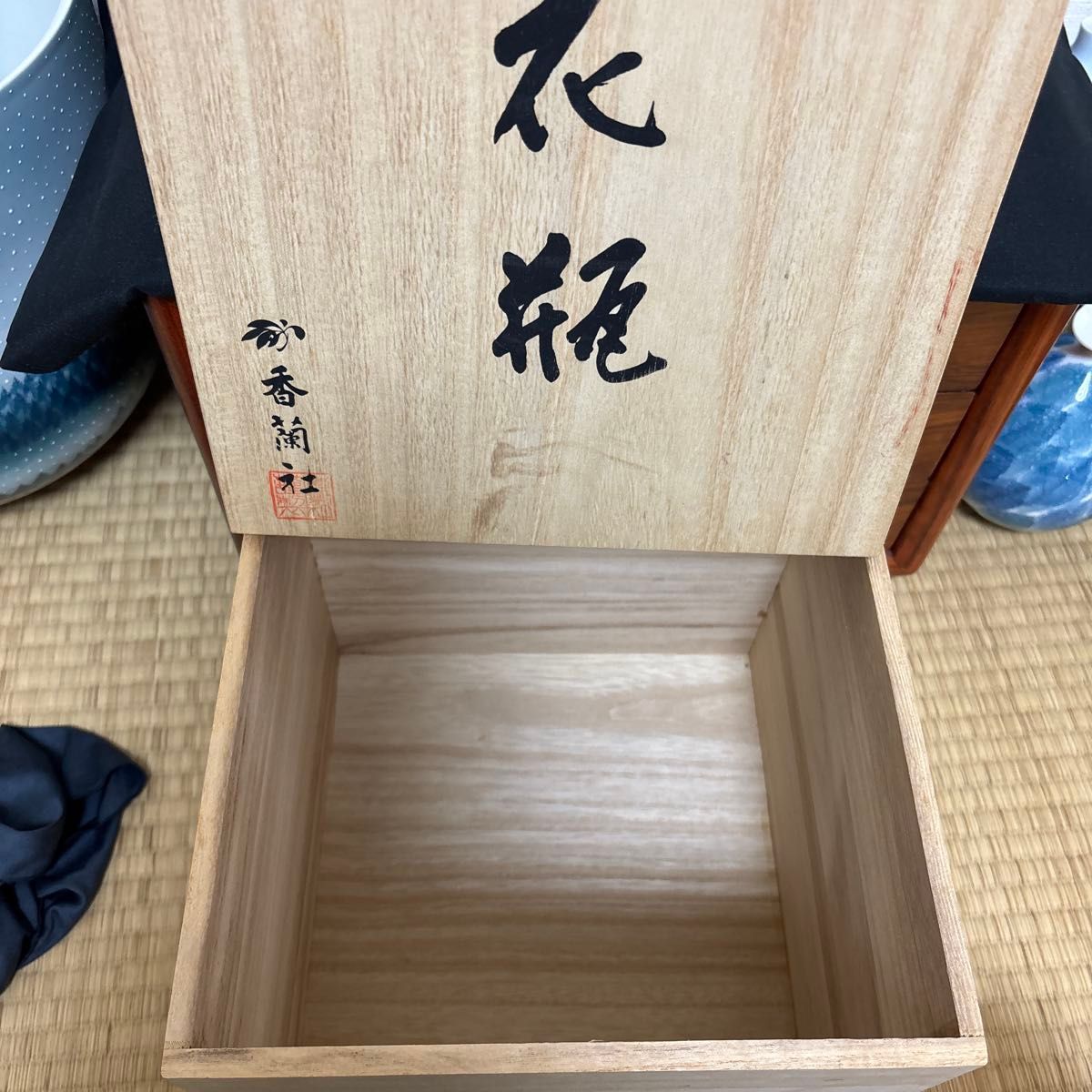 香蘭社 オールド香蘭社 花瓶 染錦孔雀牡丹 磁器 金彩 花器 花入 香蘭社 オールド香蘭社 花瓶 染錦孔雀牡丹 磁器 金彩 花器 花入
