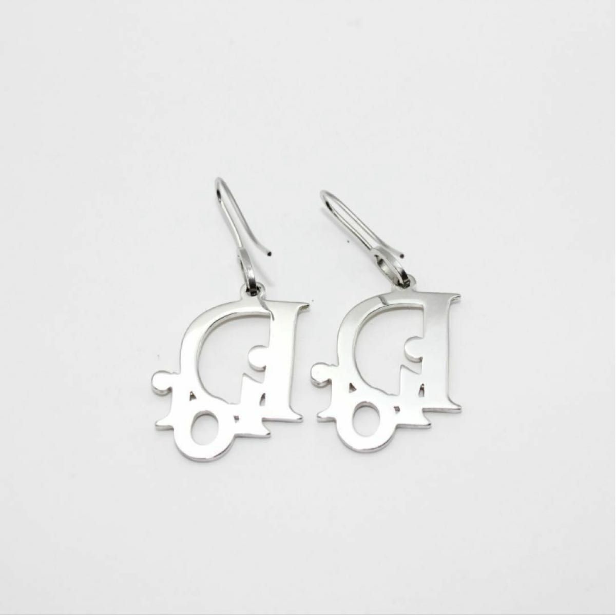 美品 Christian Dior ディオール ロゴ シルバー ピアス|Yahoo 美品 Christian Dior ディオール ロゴ シルバー ピアス|Yahoo