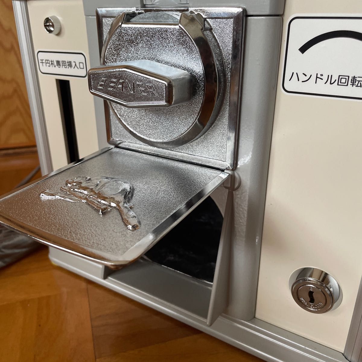 新品・通電確認済み】カプセル販売機 ビーバー55 K800 新品・通電確認済み】カプセル販売機 ビーバー55 K800