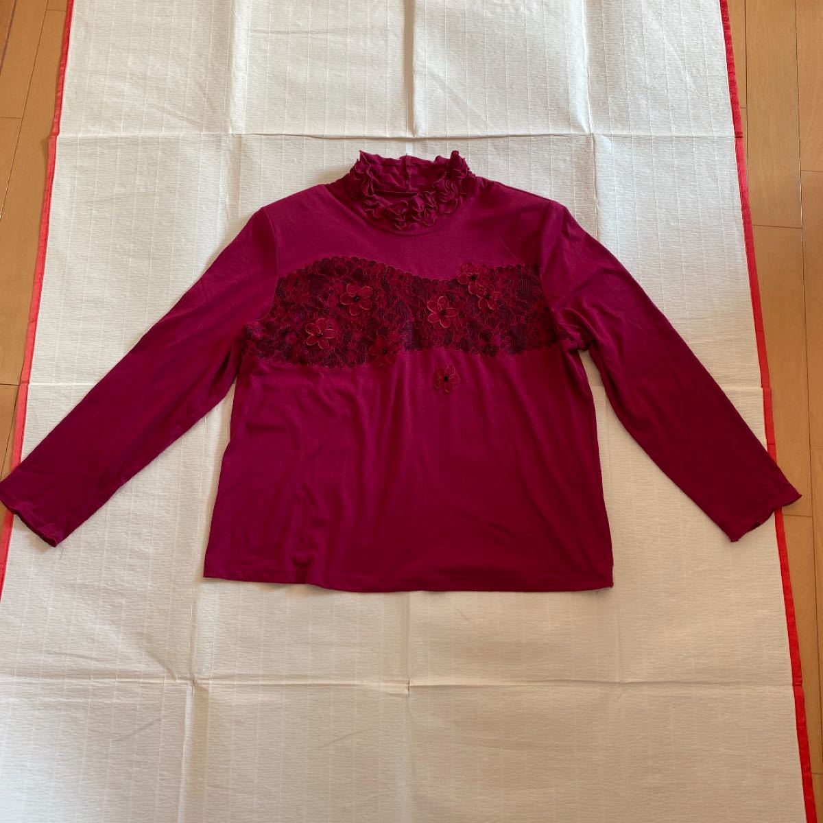 ジュニアー製品　刺繍ビーズ付き赤色長袖カットソー