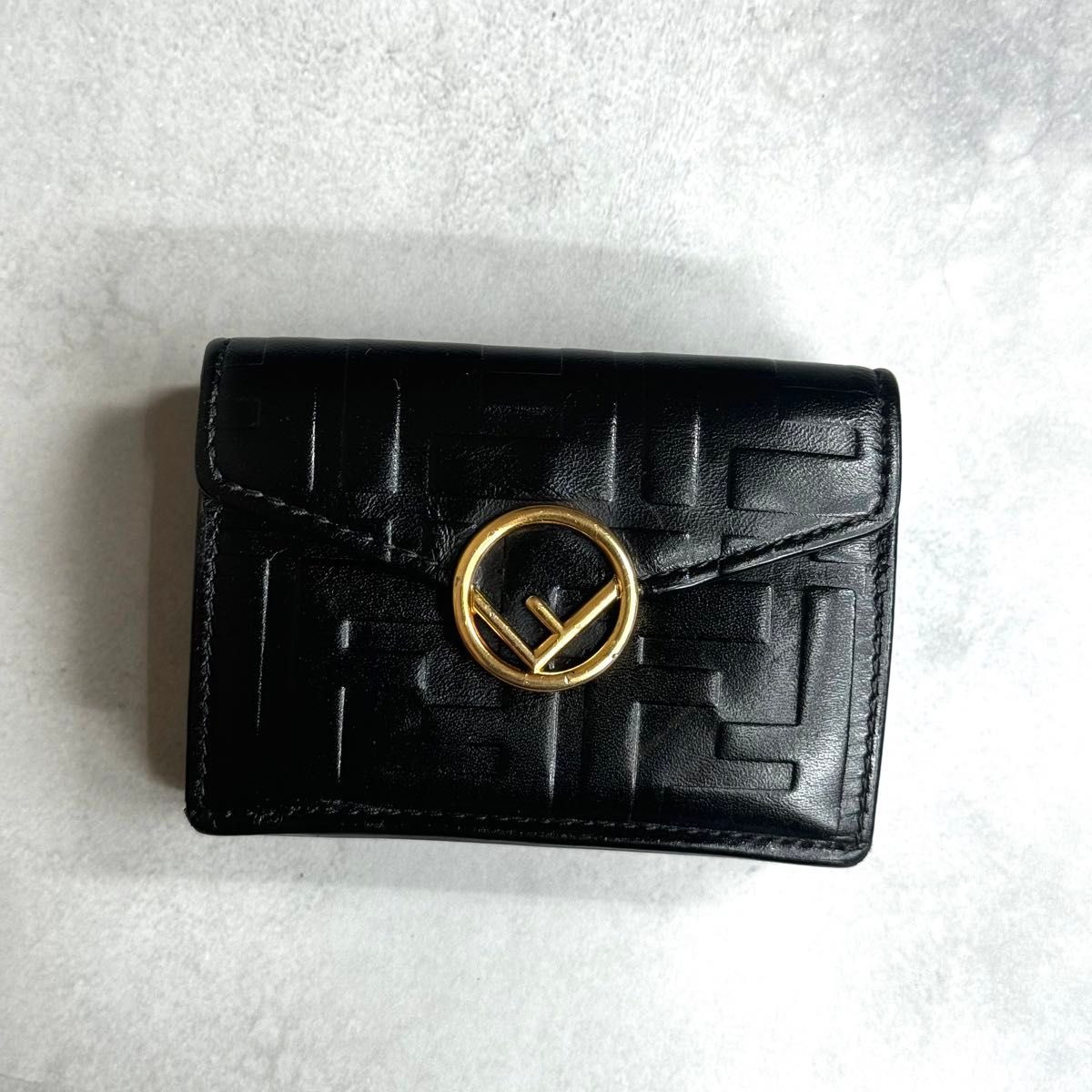 FENDI エフイズフェンディ / エンボスマイクロトリフォールド FENDI エフイズフェンディ / エンボスマイクロトリフォールド