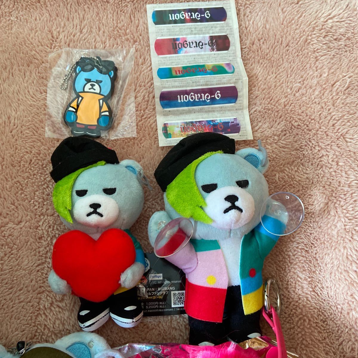 KRUNK BIGBANG ハートマスコット &吸盤付& 超 BIG 寝そべりぬいぐるみ&ルームマット☆ G-DRAGON ジヨン&絆創膏&パスケース＆ファーチャム_画像4