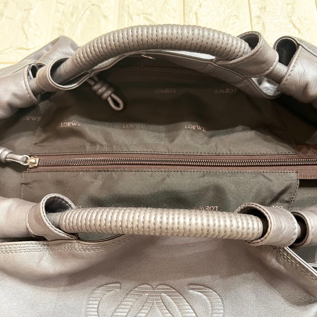 LOEWE ロエベ ナッパアイレ シルバー ハンドバッグ レザー 美品 LOEWE ロエベ ナッパアイレ シルバー ハンドバッグ レザー 美品