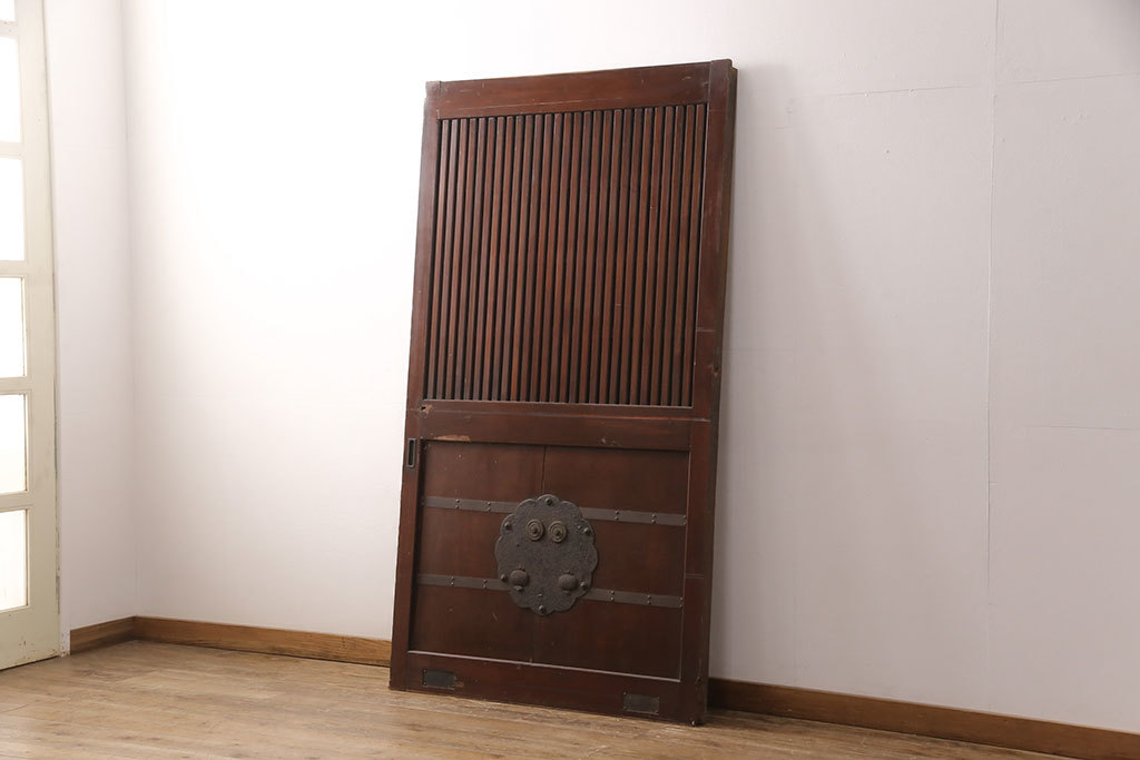 人気ブランドの R-051731　アンティーク建具　ヒノキ材・腰板ケヤキ材　玉杢　赤みがかった木肌と品のある金具が魅力の格子蔵戸(玄関戸、玄関ドア、引き戸) 建具