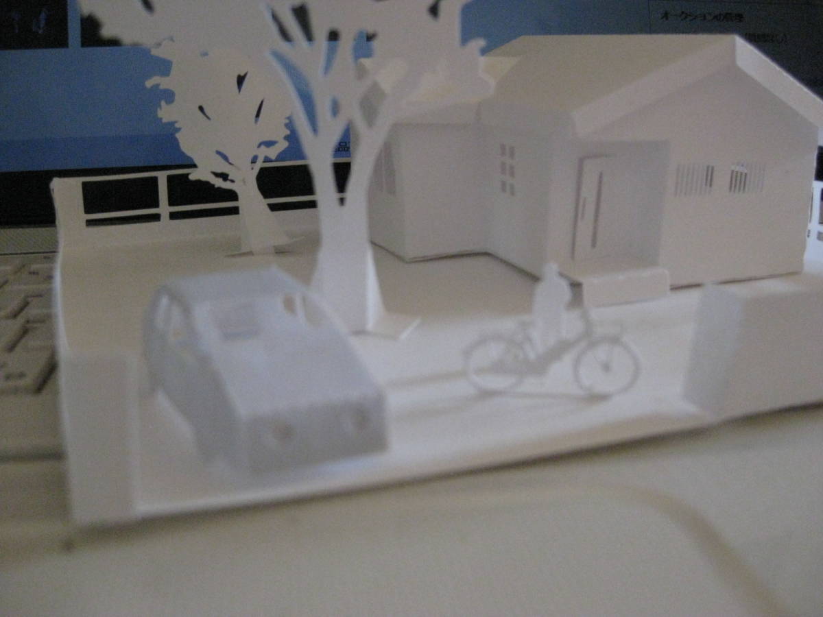 立体ハウス（住宅模型）平屋建て　切妻屋根　白仕上げ　組立済み_別途　外構　車、自転車、人