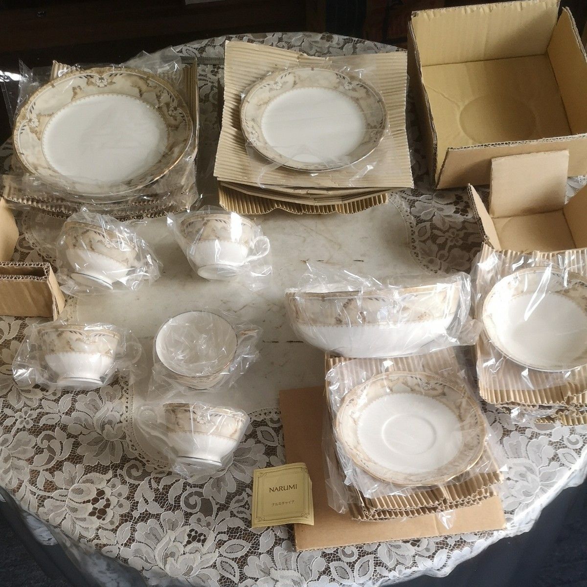 NARUMI China 新品 食器セット 26点 小中大皿 カップ ソーサー NARUMI China 新品 食器セット 26点 小中大皿 カップ ソーサー