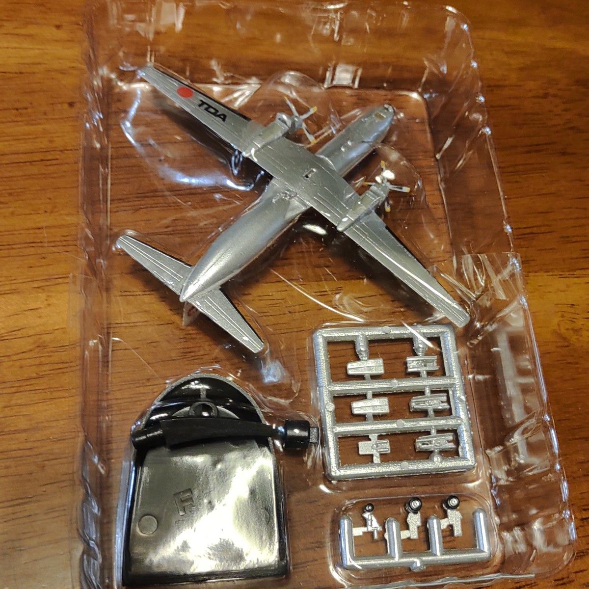 エフトイズ YS-11列伝 1/300 YS-11 東亜国内航空 TDA 初期塗装 エフトイズ YS-11列伝 1/300 YS-11 東亜国内航空 TDA 初期塗装