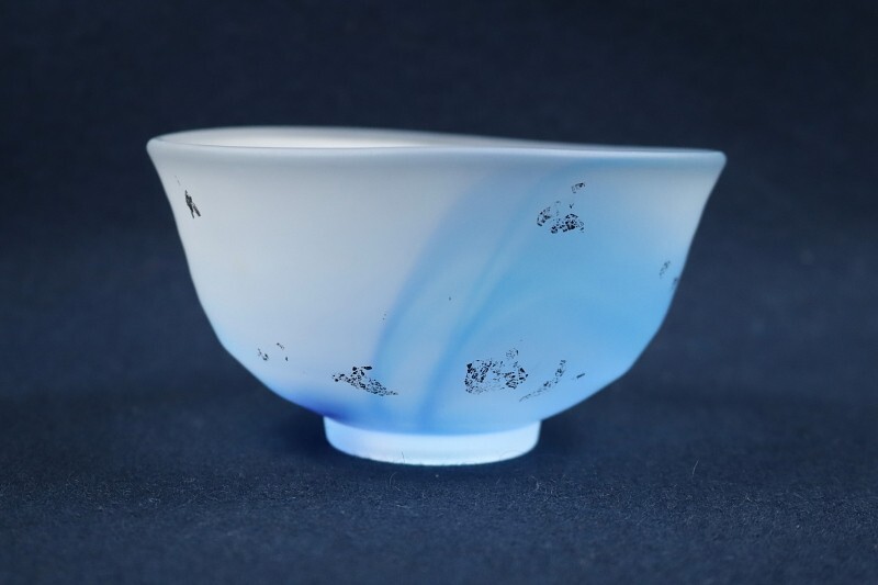 8365□藤田喬平 「手吹 青銀彩 茶碗」共箱 ガラス工芸 日本芸術 8365□藤田喬平 「手吹 青銀彩 茶碗」共箱 ガラス工芸 日本芸術