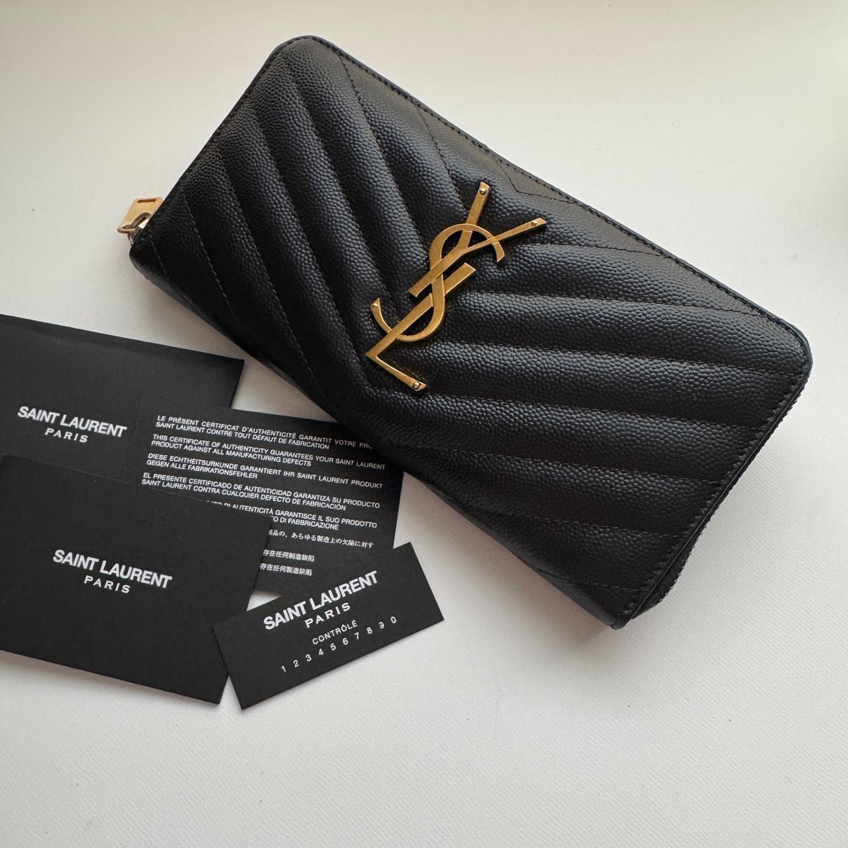 美品】 Saint Laurentイブサンローランラウンドファスナー長財布 美品】 Saint Laurentイブサンローランラウンドファスナー長財布