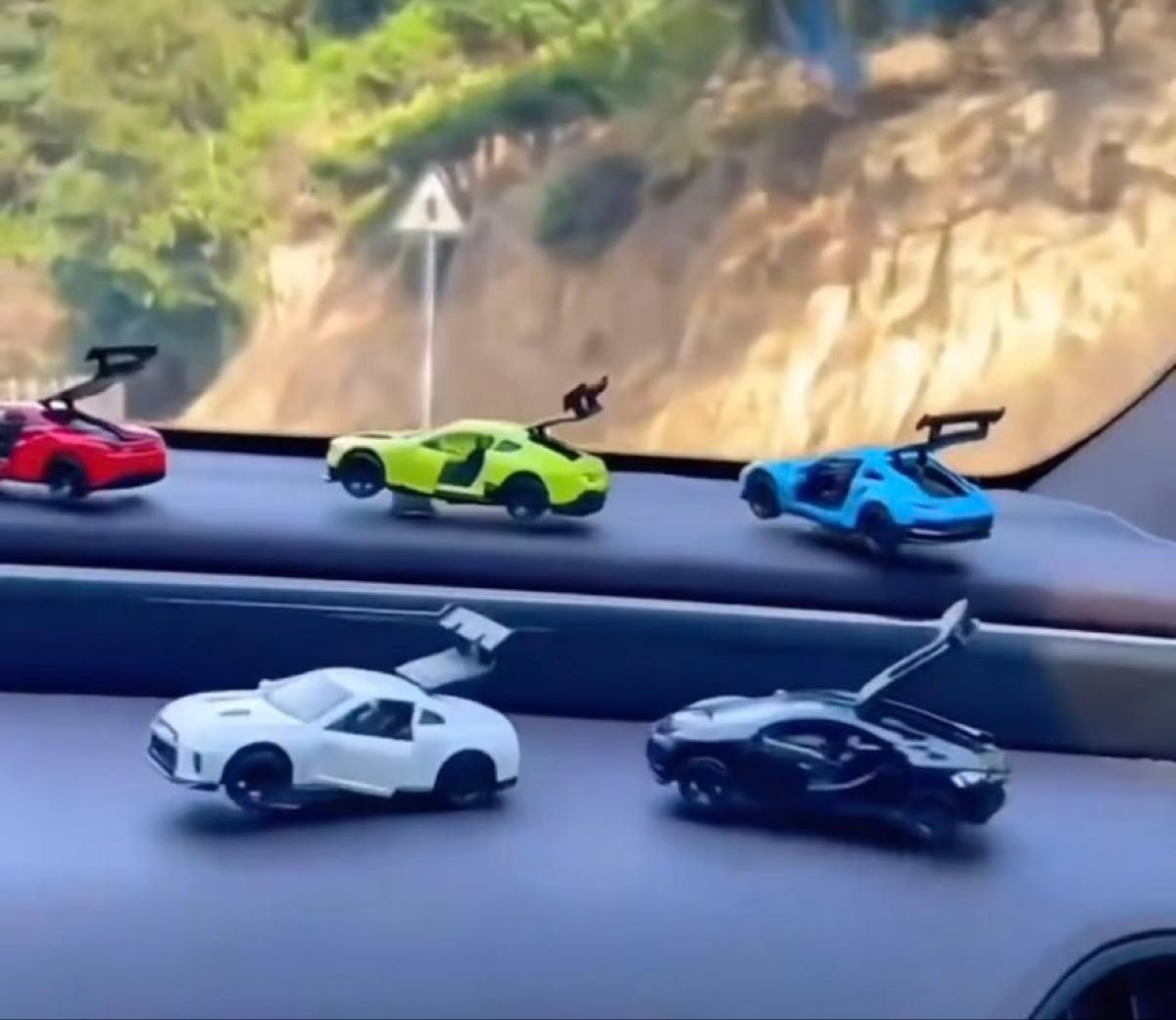 カーアクセサリー おもちゃ 車 車のおもちゃ 車とスタンド付き 赤色