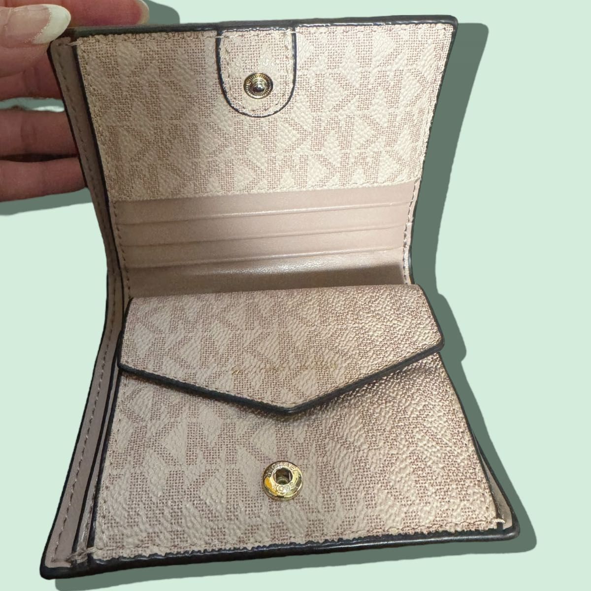 美品 MICHAEL KORS 二つ折り財布 ピンクベージュ 財布 美品 MICHAEL KORS 二つ折り財布 ピンクベージュ 財布