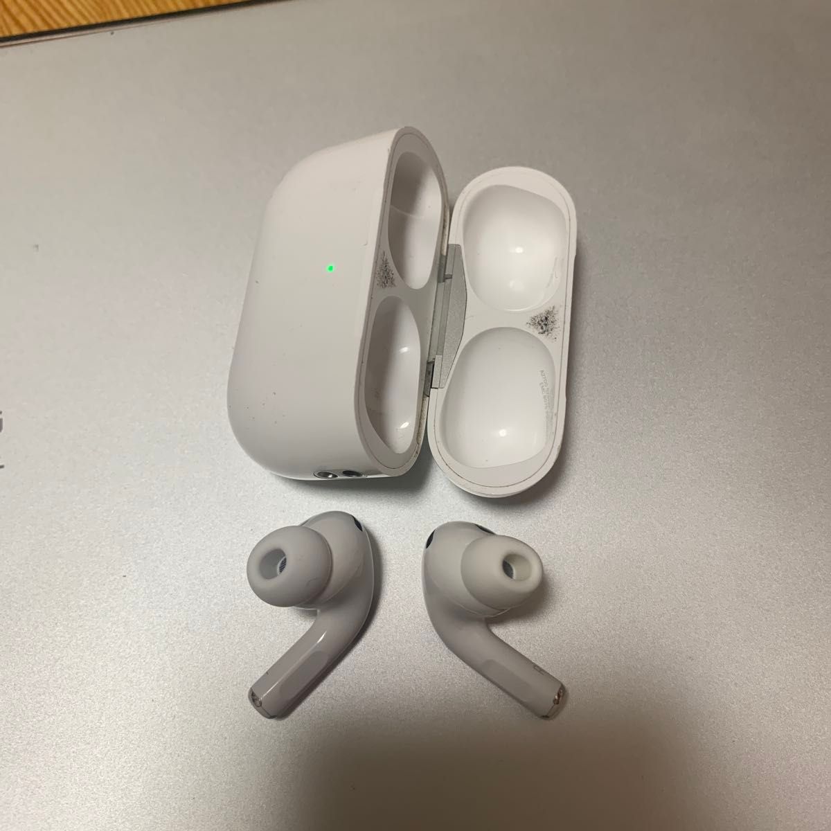 Apple Airpods Pro 第2世代 lightning ワイヤレスイヤホン Apple Airpods Pro 第2世代 lightning ワイヤレスイヤホン
